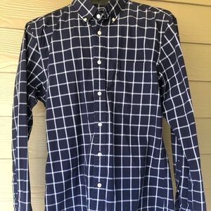 Uniqlo button up men’s checkered dress shirt.